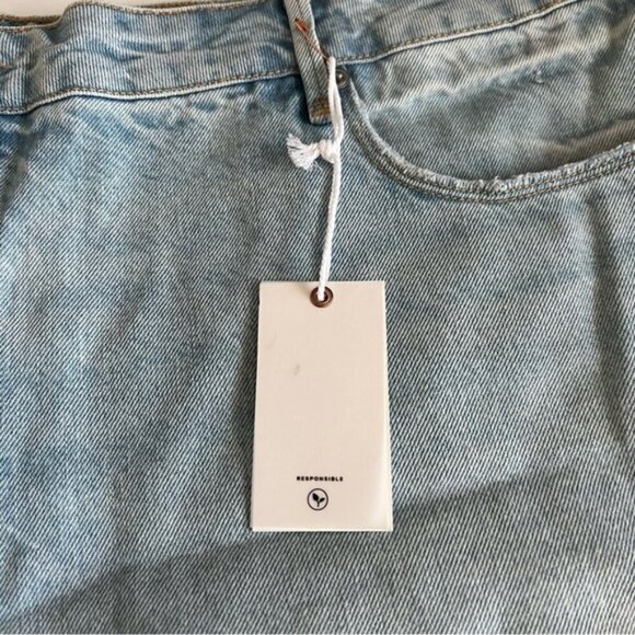 Good American - Women's Bermuda Denim Shorts - Indigo473. Size: 20. NWT. (1852) - Picture 5 of 16